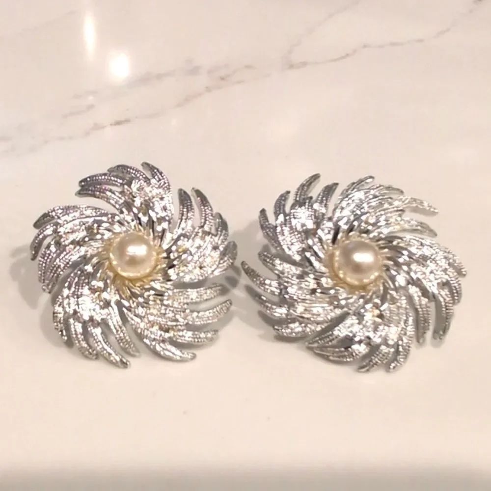 Vintage 1960's Sarah Coventry Pinwheel Clip On Earrings